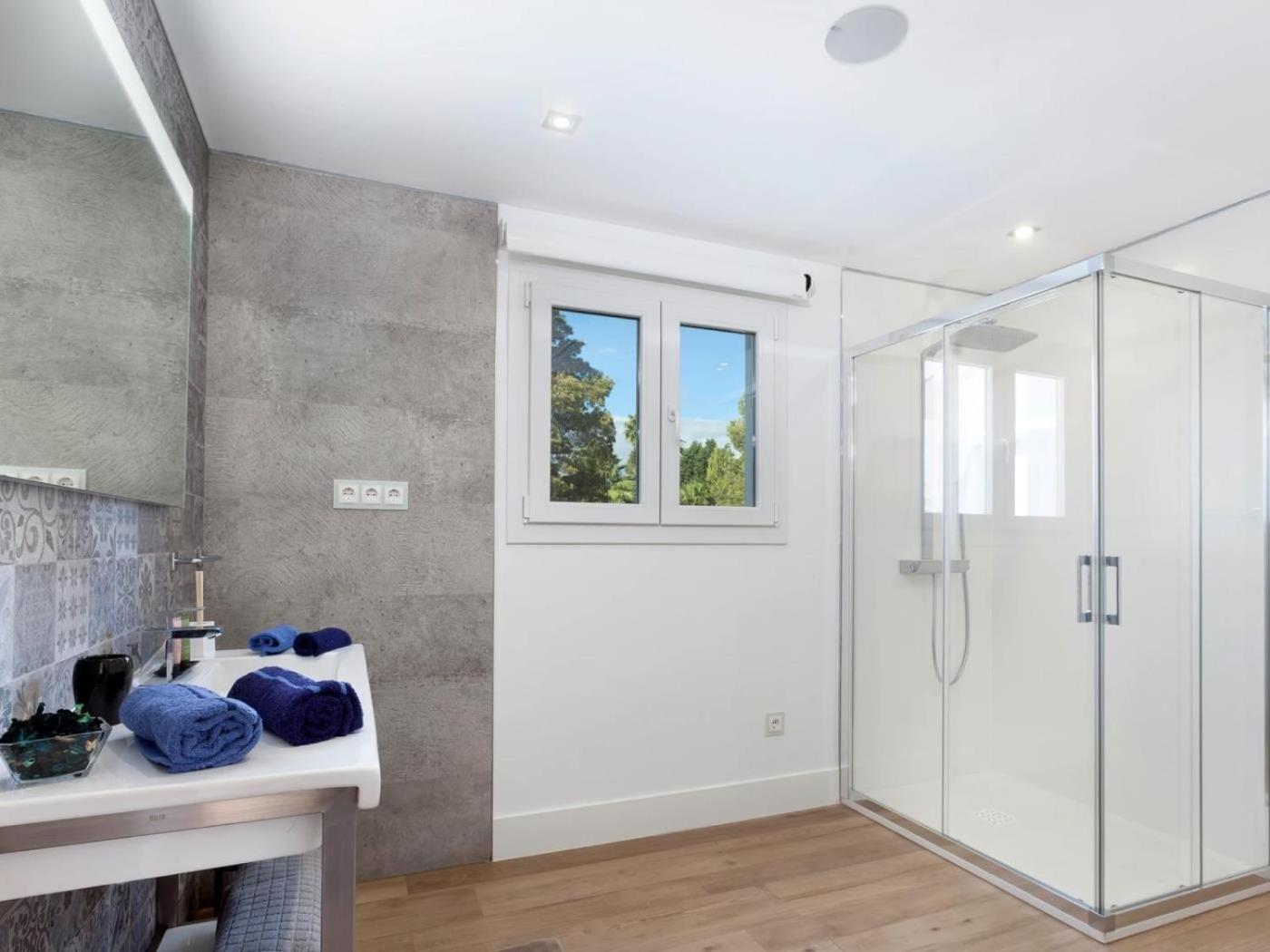 Luxury By Lodgerstrip Budget Holidays