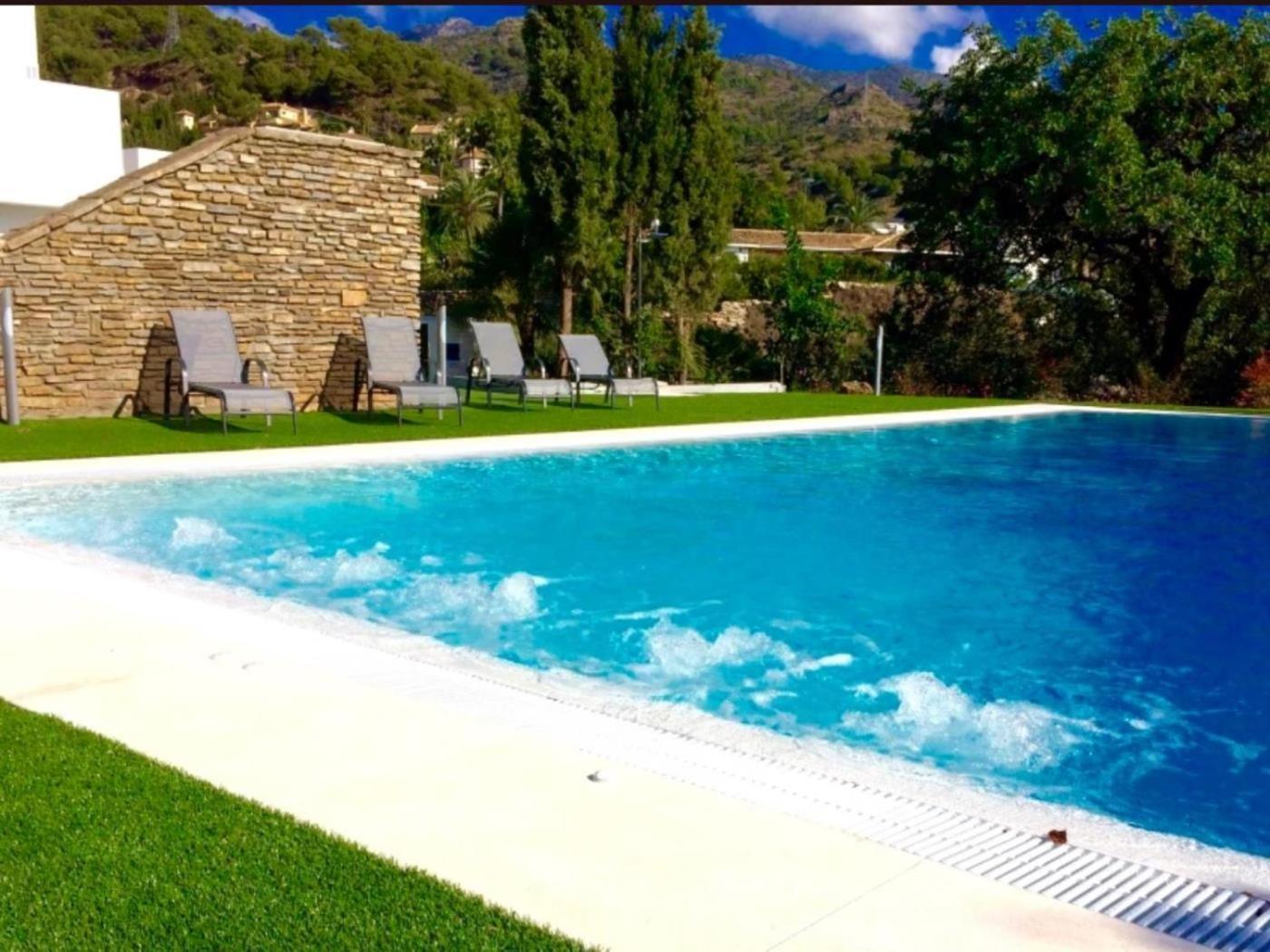 Villa Luxury By Lodgerstrip Budget Holidays *