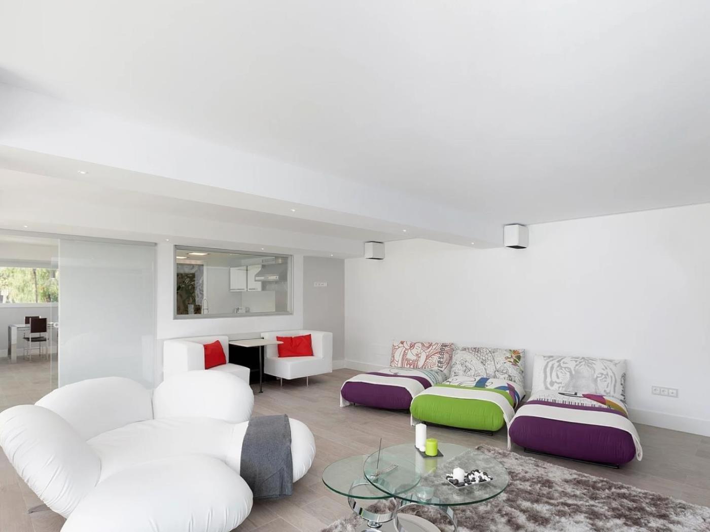 Luxury By Lodgerstrip Budget Holidays Villa