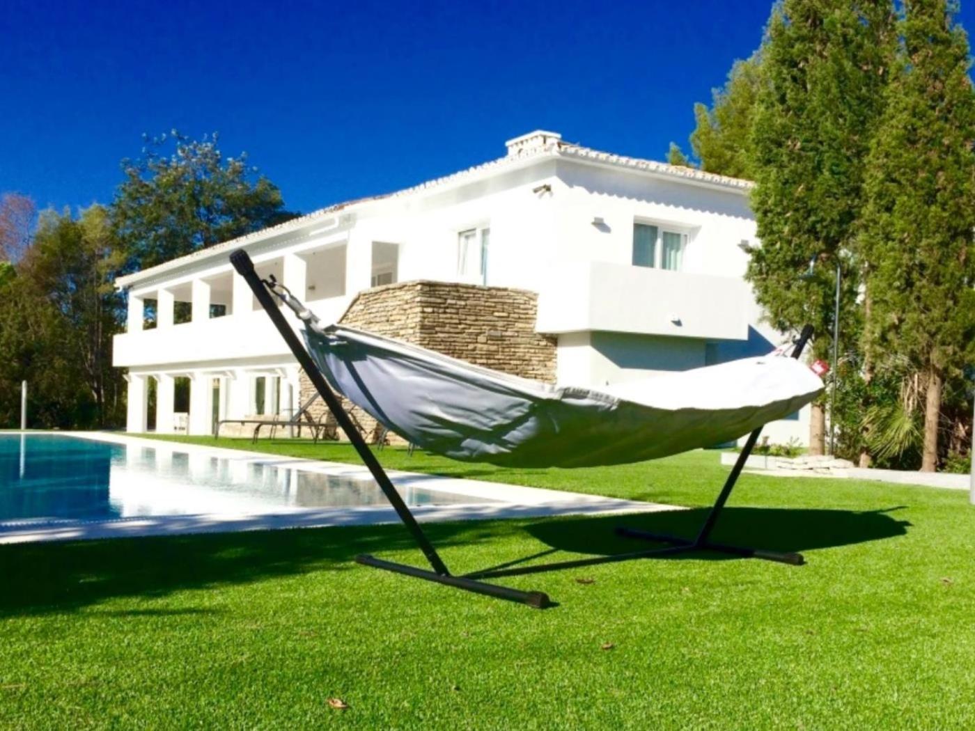 Luxury By Lodgerstrip Budget Holidays *